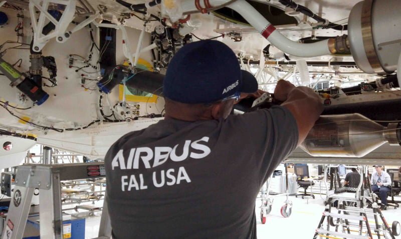 Operario de Airbus trabajando en la planta del A220 en Mobile, Alabama.