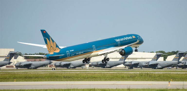 Boeing 787-10 de Vietnam Airlines despegando.