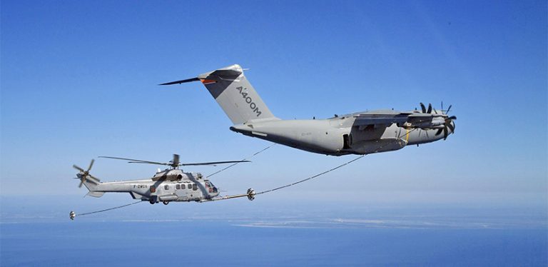 Airbus A400M abasteciendo un H225M en vuelo.