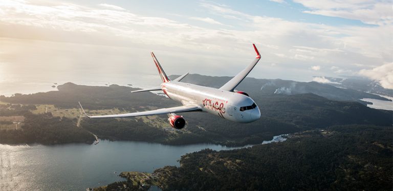 Boeing 767-300ER de Air Canada Rouge en vuelo.