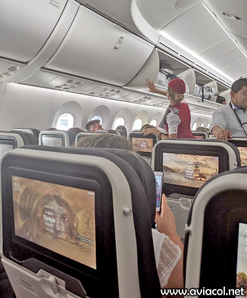 Cabina en clase económica de un Boeing 787-9 de Turkish Airlines en Bogotá.