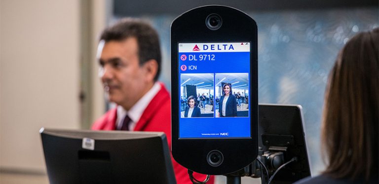Tecnología de reconocimiento facial de Delta Air Lines en Atlanta.