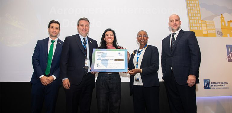 Entrega del reconocimiento a El Dorado como Aeropuerto Verde por ACI-LAC.
