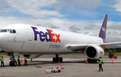 Boeing 767-300 de FedEx en plataforma.