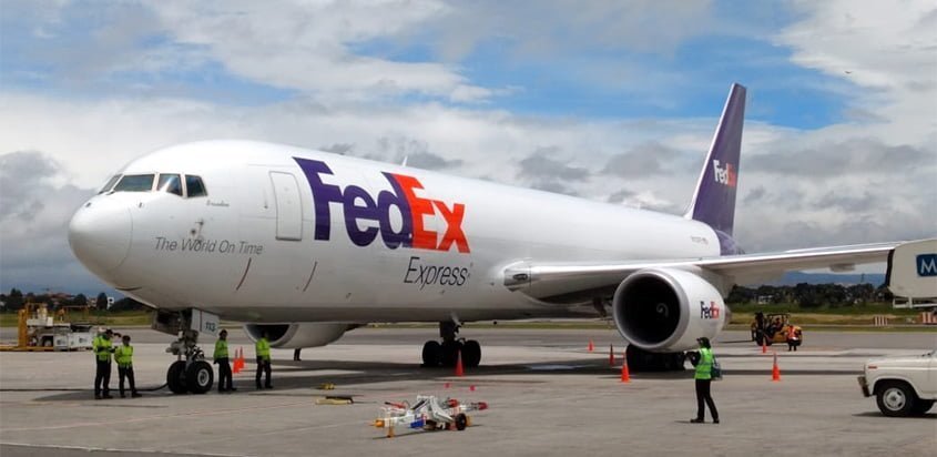 Boeing 767-300 de FedEx en plataforma.
