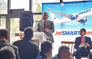 Estuardo Ortiz, CEO de JetSmart, anunciando la llegada al país de la aerolínea.