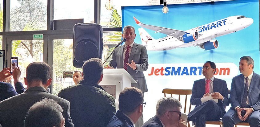 Estuardo Ortiz, CEO de JetSmart, anunciando la llegada al país de la aerolínea.