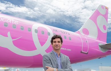 Félix Antelo, CEO de Viva Air frente al Airbus A320 Rosa.