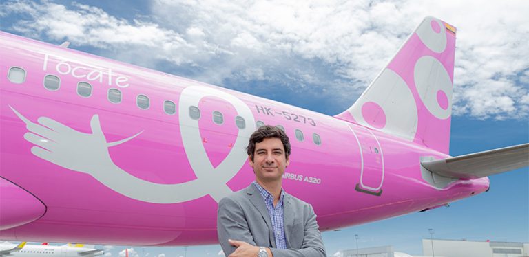 Félix Antelo, CEO de Viva Air frente al Airbus A320 Rosa.