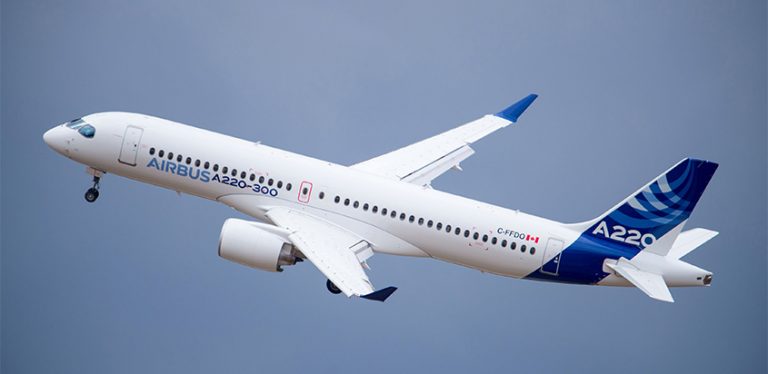 Airbus A220 en vuelo.
