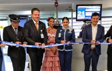 Corte de cinta al vuelo inaugural de Interjet entre Ciudad de México y Cartagena.
