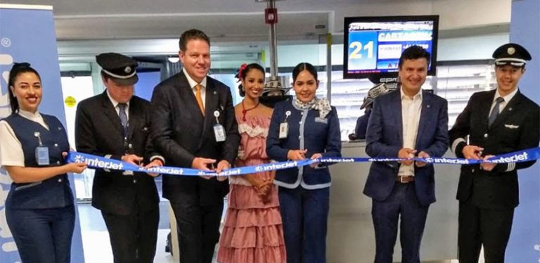 Corte de cinta al vuelo inaugural de Interjet entre Ciudad de México y Cartagena.