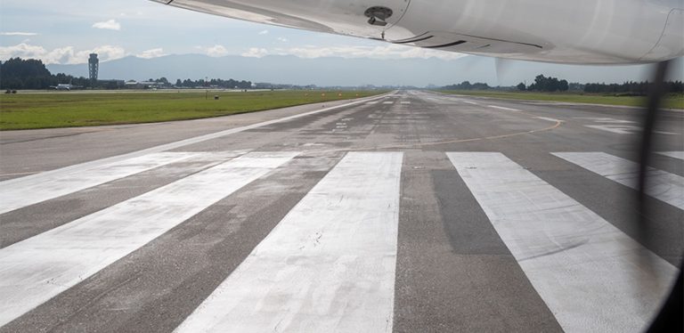 Cabecera de la pista 13R del Aeropuerto Internacional El Dorado de Bogotá.