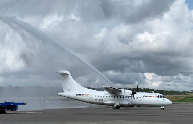 ATR 42 de EasyFly siendo bautizado en su vuelo inaugural entre Cartagena y Cúcuta.