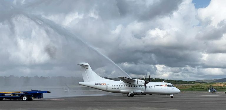 ATR 42 de EasyFly siendo bautizado en su vuelo inaugural entre Cartagena y Cúcuta.
