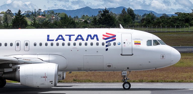 Airbus A320 de LATAM Airlines Colombia en Medellín.