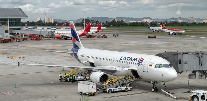 Airbus A320 de LATAM Airlines en el Aeropuerto Eldorado de Bogotá.