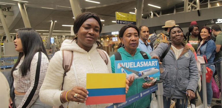 Vuelo inaugural de JetSmart entre Santiago y Cali.