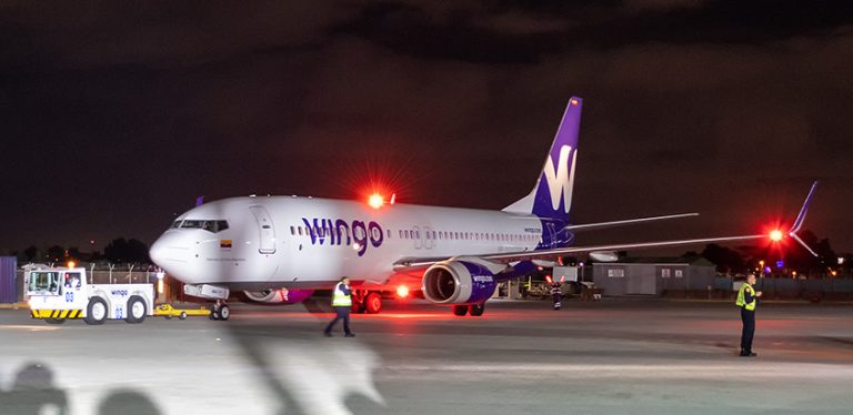 Bautizo al primer Boeing 737-800 de Wingo.