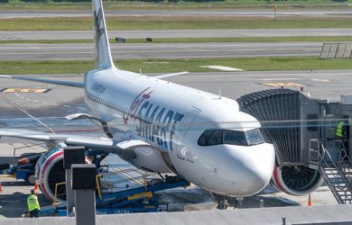 Airbus A320neo de JetSmart en Bogotá luego de su vuelo inaugural desde Santiago de Chile.