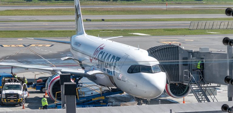 Airbus A320neo de JetSmart en Bogotá luego de su vuelo inaugural desde Santiago de Chile.
