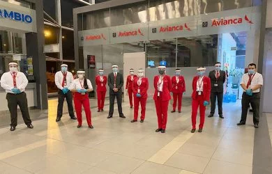 Personal de Avianca en un vuelo de repatriación.