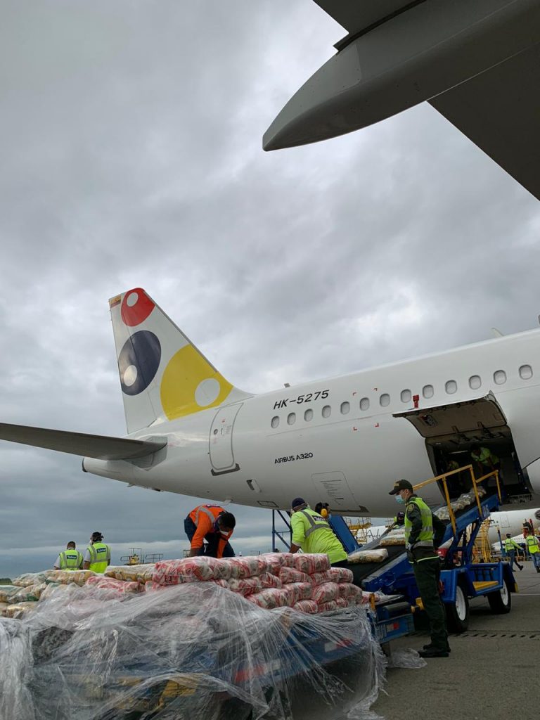 Carga humanitaria en un Airbus A320 de Viva Air.