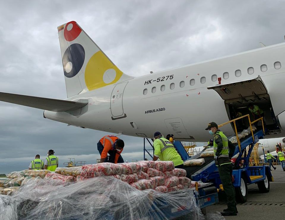 Carga humanitaria en un Airbus A320 de Viva Air.