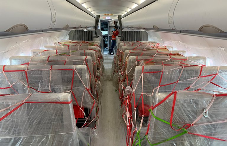 Carga aérea en un avión de Avianca.