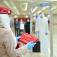Tripulante de Emirates con kit sanitario por COVID-19.