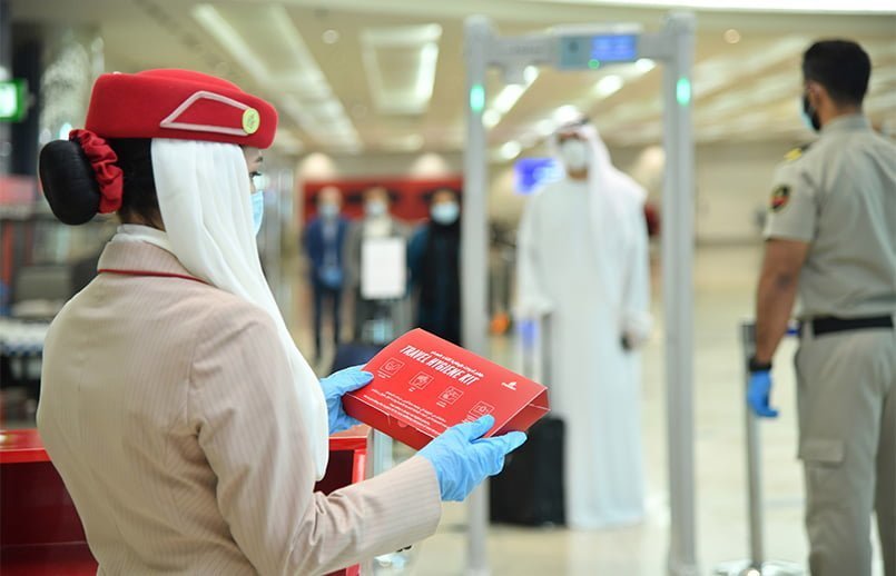 Tripulante de Emirates con kit sanitario por COVID-19.