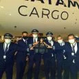 Tripulación de LATAM Cargo que transportó las células.