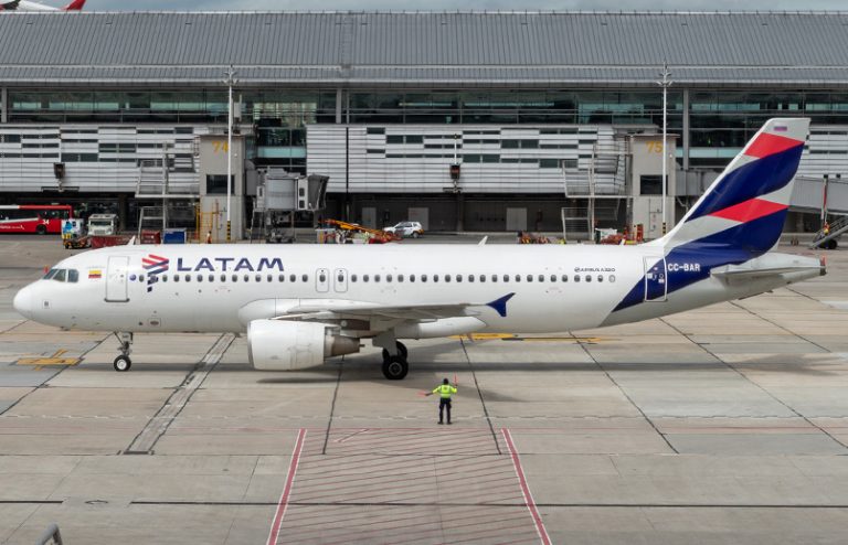 Airbus A320 de LATAM Airlines en Bogotá.