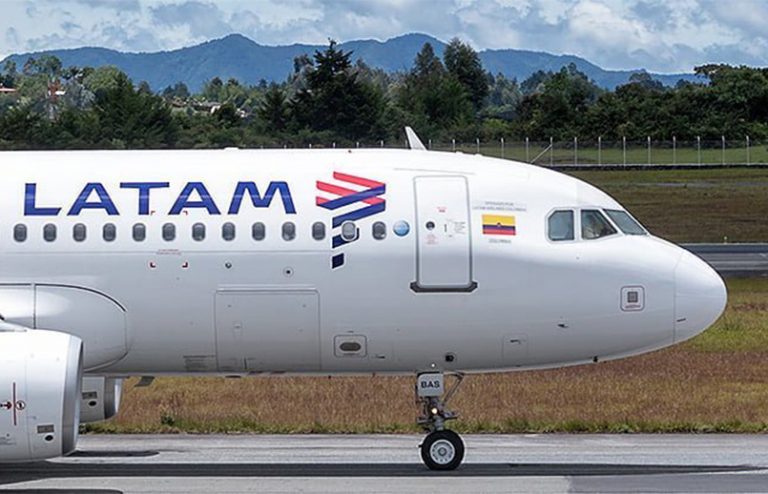 Airbus A320 de LATAM Airlines en Medellín.