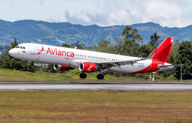 Airbus A321 de Avianca aterrizando en Medellín.