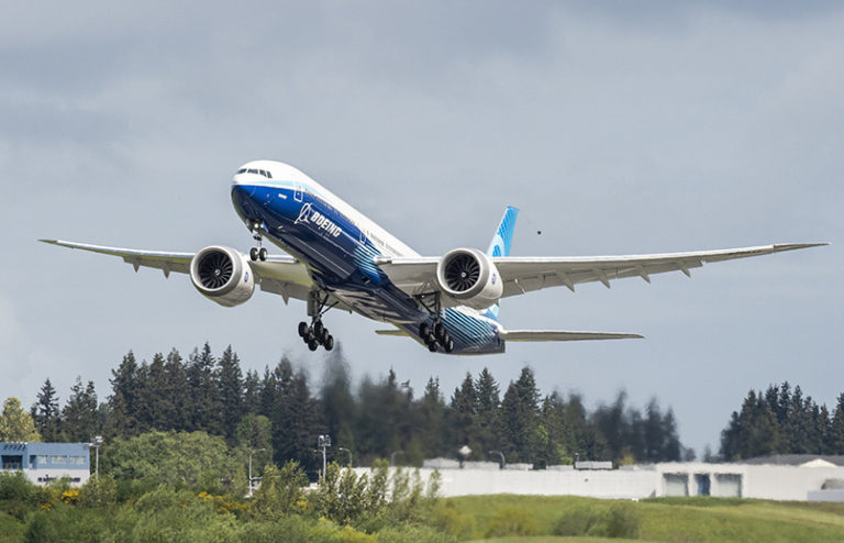 Boeing 777X despegando.