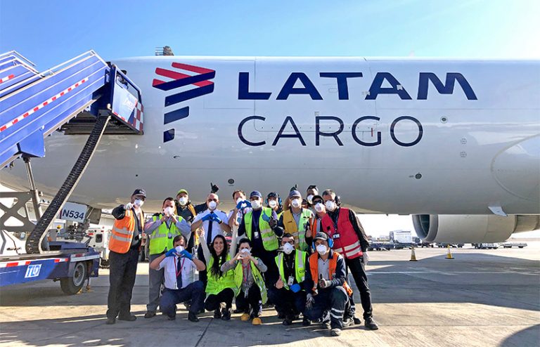 Boeing 767-300F de LATAM Airlines como avión solidario.