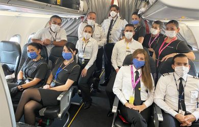 Tripulación de Viva Air en vuelo de repatriación.