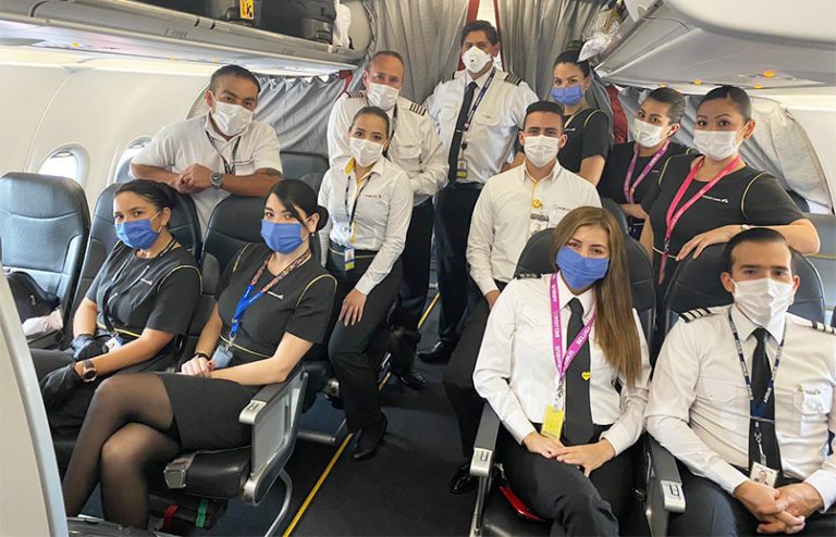Tripulación de Viva Air en vuelo de repatriación.