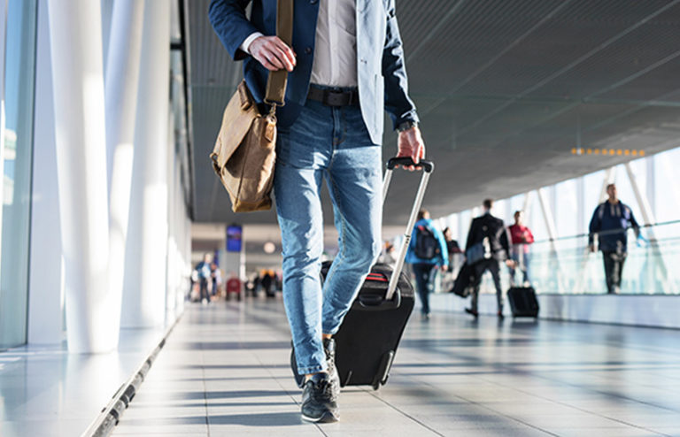 Viajeros en un aeropuerto.