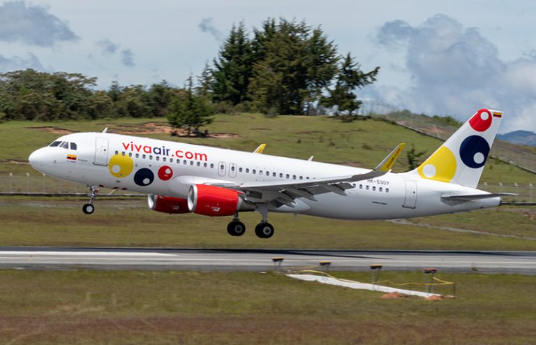 Airbus A320 de Viva Air aterrizando en Medellín.
