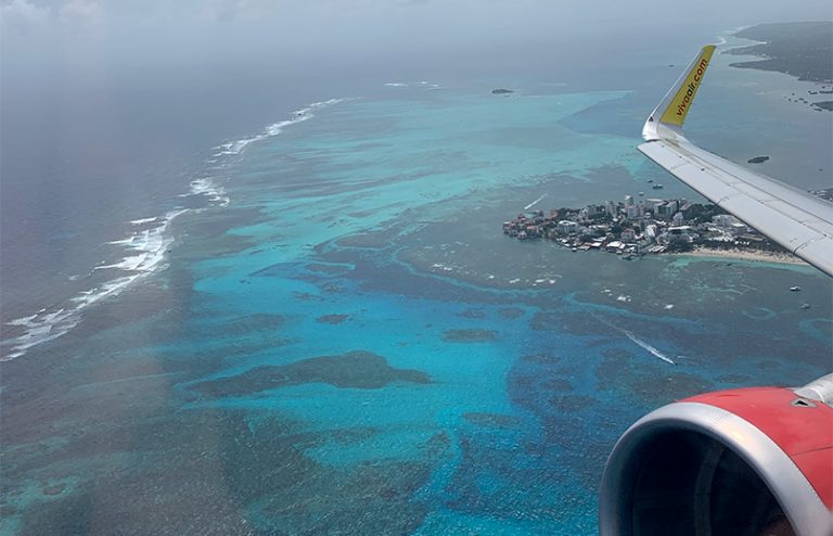 Airbus A320 de Viva Air despegando de San Andrés.