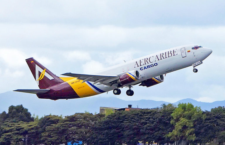 Boeing 737-400F de AerCaribe despegando de Bogotá.