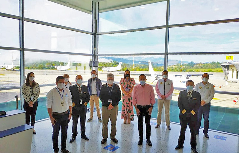 Autoridades en el primer vuelo del plan piloto en Colombia.