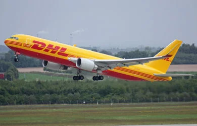 Boeing 767-300BCF de DHL despegando.