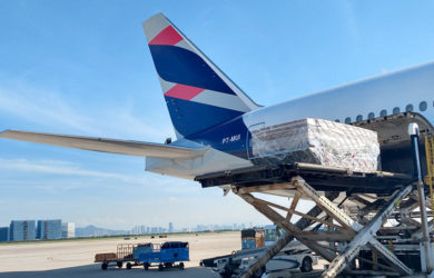 Carga de máscaras al Boeing 777-300ER de LATAM Airlines.