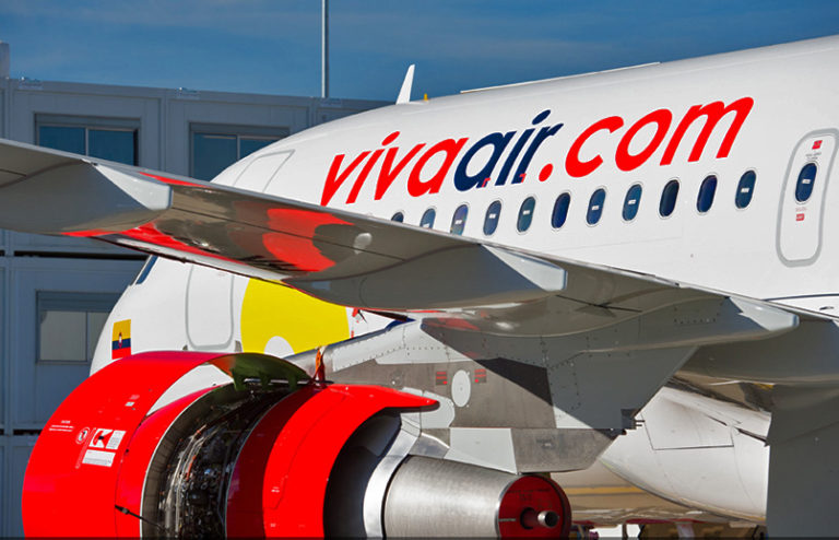 Vista lateral de un Airbus A320 de Viva Air.