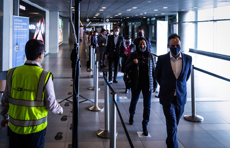 Pasajeros en el Aeropuerto Eldorado de Bogotá.