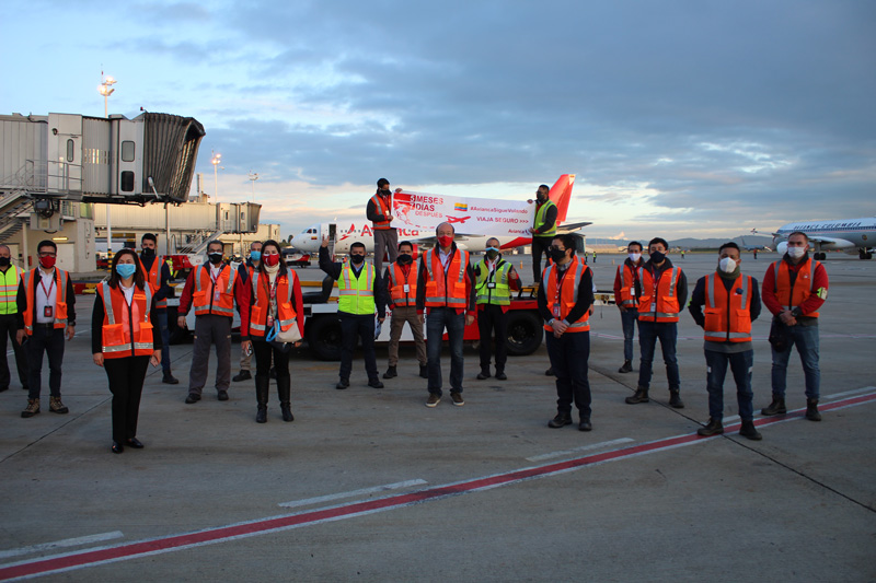 Trabajadores de Avianca en el primer día de reactivación de los vuelos en Colombia.