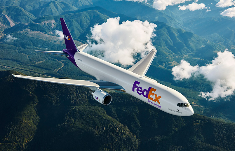 Boeing 767-300F de FedEx en vuelo.